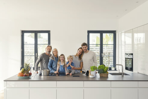 Glückliche Familie mit Großeltern und Kindern, die in der Küche stehen - SBOF00509