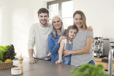 Glückliche Drei-Generationen-Familie in der Küche stehend - SBOF00515
