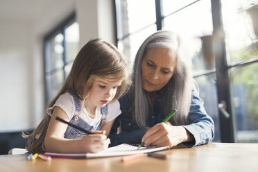 Großmutter und Enkelin beim gemeinsamen Zeichnen - SBOF00571