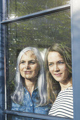 Mutter und Tochter schauen aus dem Fenster - SBOF00586