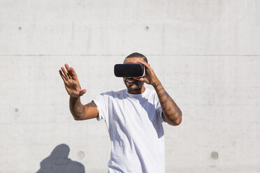 Mann mit Virtual-Reality-Brille - MGIF00069