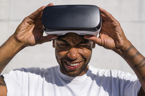 Mann setzt Virtual-Reality-Brille auf, lizenzfreies Stockfoto
