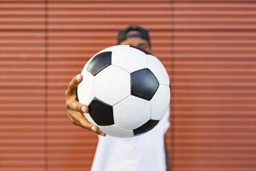 Mann hält Fußball in der Hand, Nahaufnahme - MGIF00083