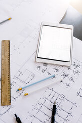 Tablet und Bauplan auf dem Schreibtisch - GIOF03042