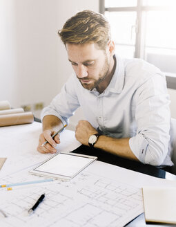 Architekt arbeitet mit Tablet auf dem Schreibtisch - GIOF03044