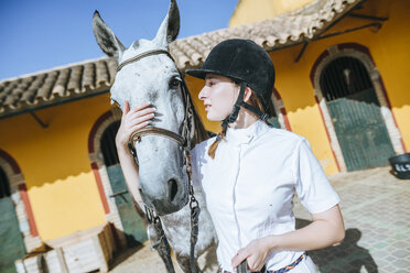 Junge Reiterin mit Pferd - KIJF01703