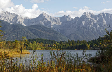 Deutschland, Kruen, Barmsee mit Karwendelgebirge im Hintergrund - LHF00535