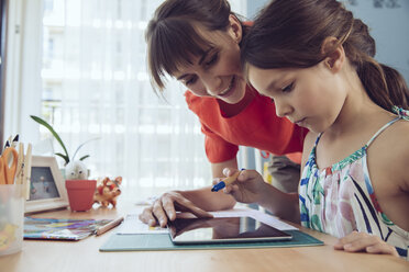 Mutter und Tochter verwenden Tablet zu Hause - MFF03695