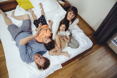 Glückliche Familie im Bett - MFF03701