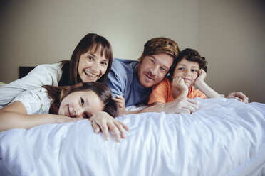 Portrait of parents and their children in bed - MFF03727