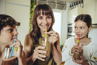 Mutter und Kinder genießen ihre selbstgemachten Smoothies - MFF03764