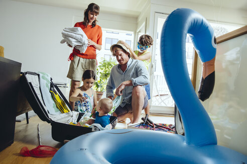 Family of five packing for holiday trip - MFF03777