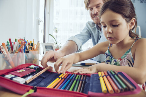 Vater hilft Mädchen bei den Schularbeiten zu Hause - MFF03788