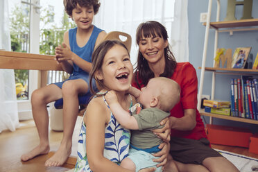 Glückliche Familie im Kinderzimmer - MFF03797