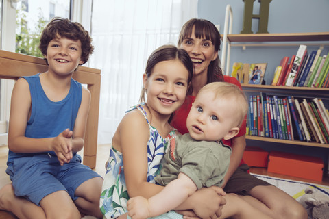 Glückliche Familie im Kinderzimmer, lizenzfreies Stockfoto