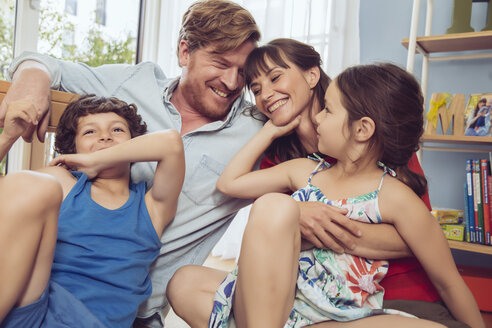 Glückliche Familie im Kinderzimmer - MFF03800