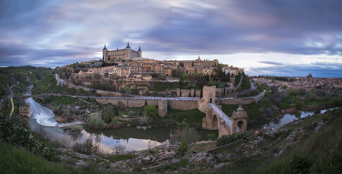 Spanien, Panoramablick auf Toledo am Abend - EPF00453