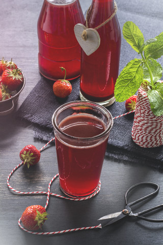 Glas und Glasflaschen mit selbstgemachter Erdbeerlimonade, lizenzfreies Stockfoto