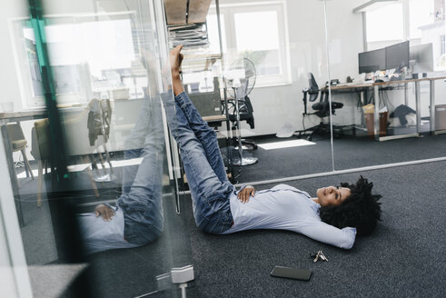 Junge Frau macht eine Pause im Büro - KNSF02260