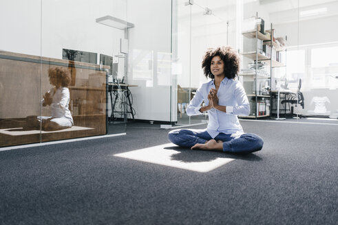 Junge Frau macht Yoga im Büro - KNSF02279