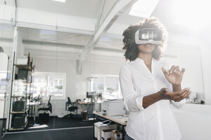 Frau mit VR-Brille im Büro - KNSF02307