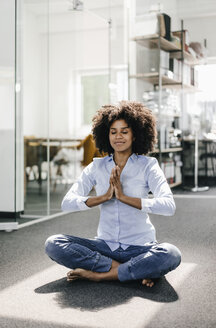 Junge Frau macht Yoga im Büro - KNSF02338