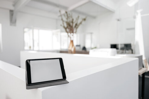 Tablet auf dem Geländer im Büro - KNSF02343