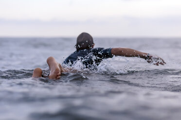 Rückenansicht eines Mannes auf einem Surfbrett - KNTF00869