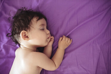 Schlafendes Babymädchen auf lila Bettlaken - GEMF01748