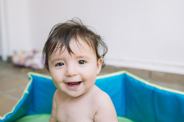 Porträt eines lächelnden kleinen Mädchens in einem Pool - GEMF01753