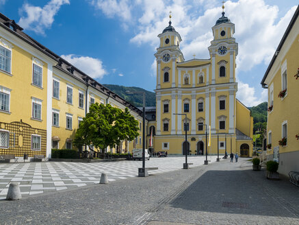 Österreich, Mondsee, Blick auf die Basilika St. Michael - AMF05432