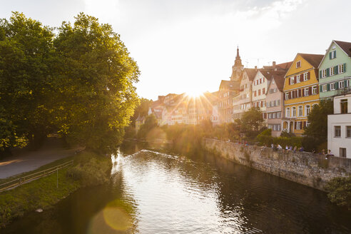 Deutschland, Tübingen, Blick auf die Stadt mit Neckar im Vordergrund in der Abenddämmerung - WDF04084