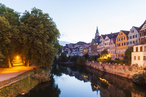 Deutschland, Tuebingen, Blick auf die Stadt mit Neckar im Vordergrund, lizenzfreies Stockfoto