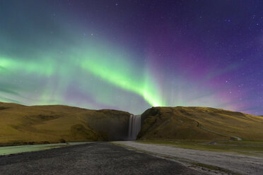 Island, Nordlicht über dem Wasserfall Skogafoss - EPF00454