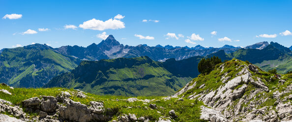 Germany, Bavaria, view from Koblat at Nebelhorn Mountain to Hochvogel Mountain - WGF01105