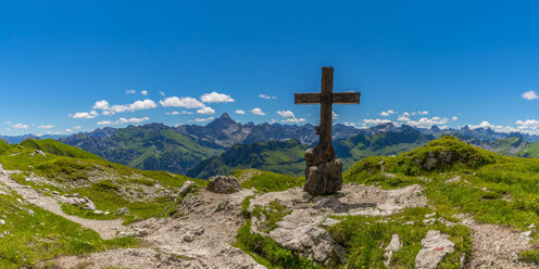 Germany, Bavaria, view from Koblat at Lake Laufbichel to Hochvogel Mountain - WGF01106