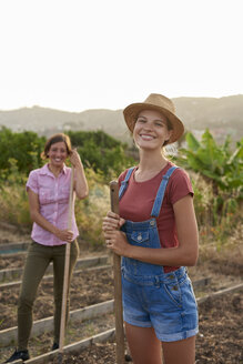 Porträt eines glücklichen jungen Landwirts - PACF00074
