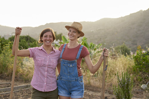 Porträt von zwei glücklichen Bauern mit Schaufeln - PACF00075