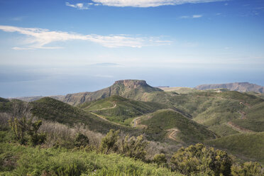 Spanien, Kanarische Inseln, La Gomera mit der Insel El Hierro im Hintergrund - DHCF00137