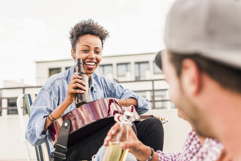 Drei Freunde feiern eine Dachterrassenparty, lizenzfreies Stockfoto