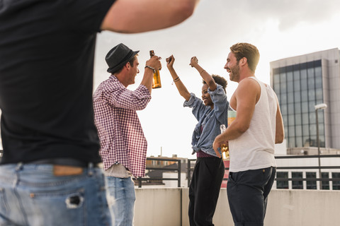 Freunde feiern eine Dachterrassenparty, lizenzfreies Stockfoto