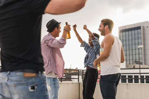 Freunde feiern eine Dachterrassenparty - UUF11477