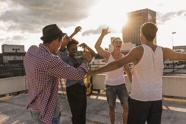 Freunde feiern eine Dachterrassenparty - UUF11480