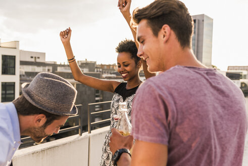 Freunde feiern eine Dachterrassenparty - UUF11498