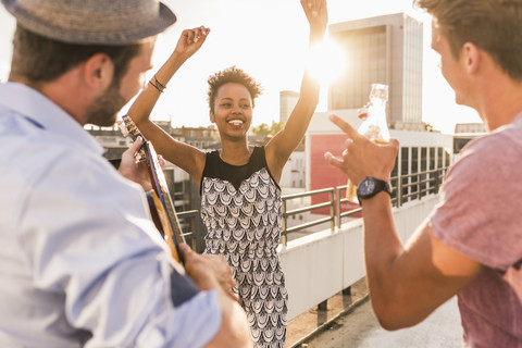 Junge Frau tanzt auf einer Dachterrassenparty, lizenzfreies Stockfoto