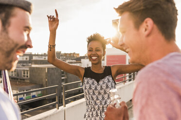 Freunde feiern eine Dachterrassenparty - UUF11500