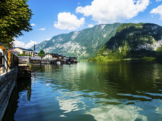 Österreich, Salzkammergut, Hallstätter See mit Hallstadt - AMF05434