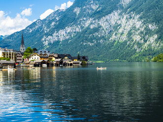 Austria, Salzkammergut, Lake Hallstatt with Hallstadt - AMF05440