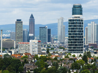 Deutschland, Frankfurt, Blick auf die Skyline mit dem neuen Henninger-Turm - AM05447
