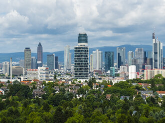 Deutschland, Frankfurt, Skyline mit neuem Henninger-Turm - AM05450